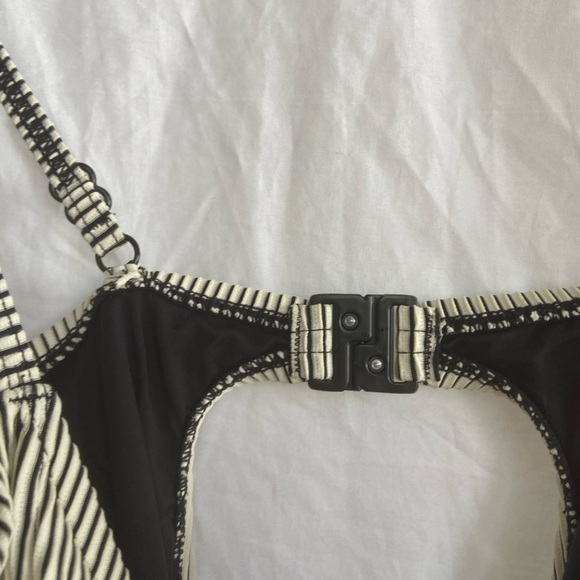 Zulu & Zephyr Husk Stripe Textured One Piece Swimsuit Size 6 - Picture 8 of 12